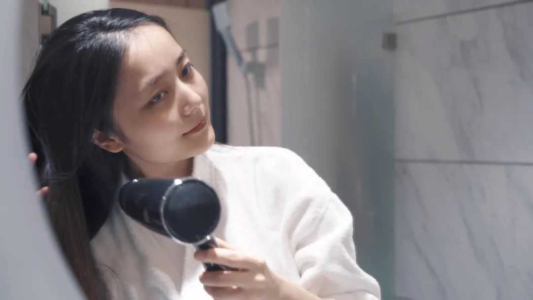 头发多久洗一次最好？洗完能否包太久？正确的干发步骤是……