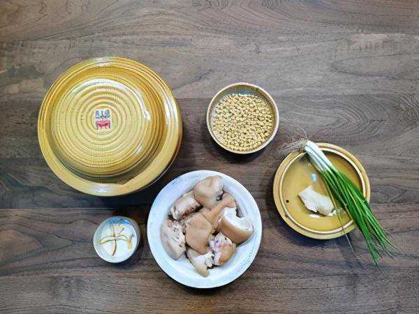 立冬后一口好汤：黄豆猪蹄汤，汤色浓白不油腻，滋补美容又养颜