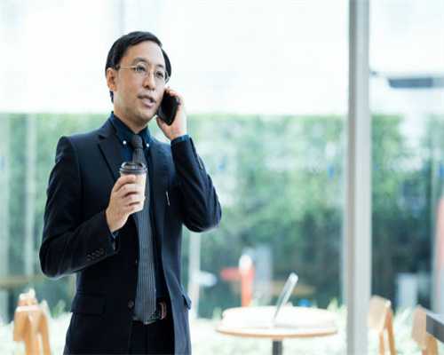 贵州中学女生霸凌男同学，抓头发朝脸扇耳光，围观同学无人敢制止